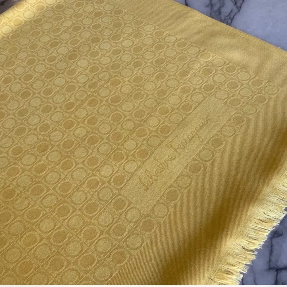 Salvatore Ferragamo shawl soft yellow color - Picture 4 of 8